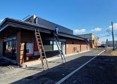 Gouttières installées sur une résidence, échelle de chantier à l'appui