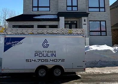 Maison à étage avec gouttières neuves et remorque Les Gouttières Poulin