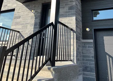 Gouttières noires au-dessus d'une galerie sur une maison neuve